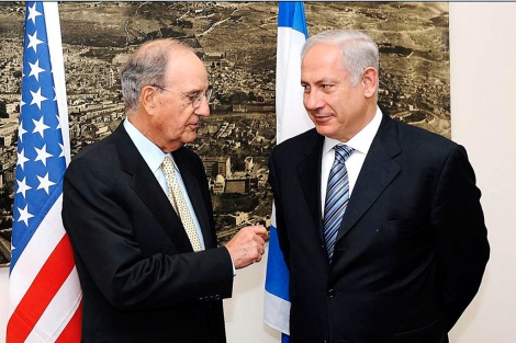 Mitchell (i) y Netanyahu, en una imagen de archivo. | EM