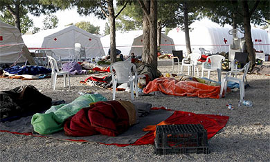 Amanecer en uno de los campamentos de afectados. | Efe