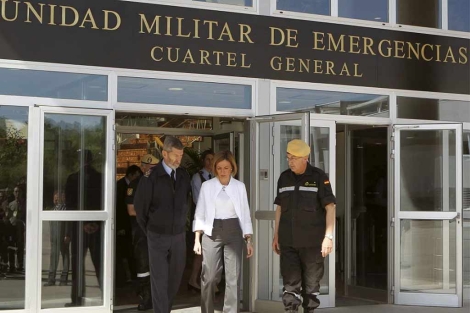 Carme Chacón con el jefe de la UME y el del Estado Mayor de la Defensa.| Efe