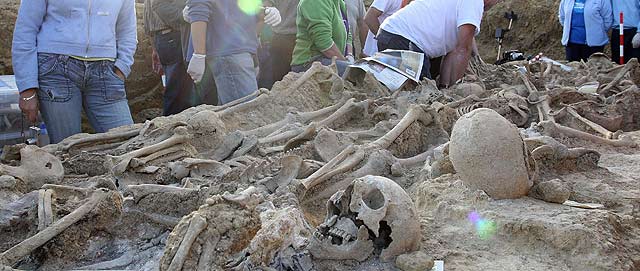 Exhumación de cadáveres en una fosa de la Guerra Civil en Santoyo (Palencia). | Manuel Brágimo