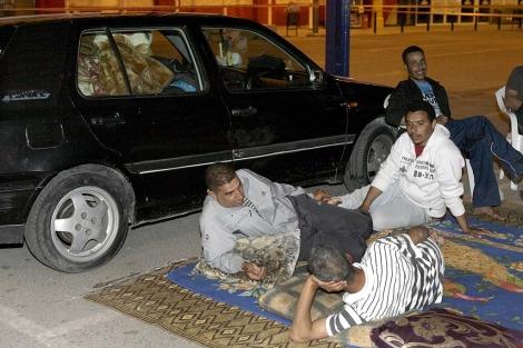 Varios inmigrantes pasan la noche en el aparcamiento de un centro comercial. | Efe