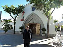 González, delante de la parroquia.