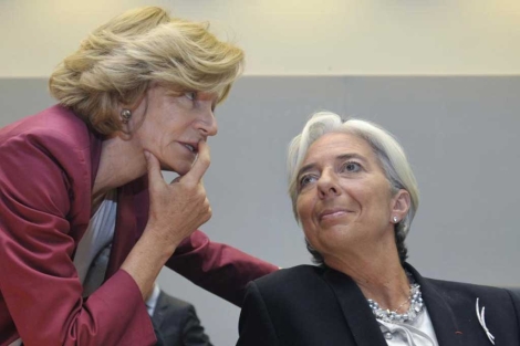 La ministra de Economía española, Elena Salgado (izda.), con su colega francesa. | Reuters
