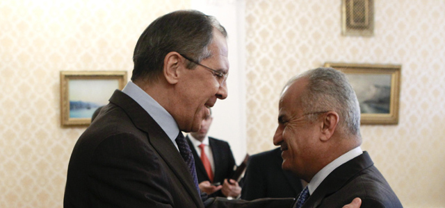 El ministro ruso de Exteriores Lavrov saluda al enviado especial de la ONU para Libia, Al-Khatib. | Reuters