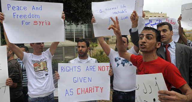 Activistas sirios gritan lemas contra el régimen del presidente sirio Bashar Asad. | Efe