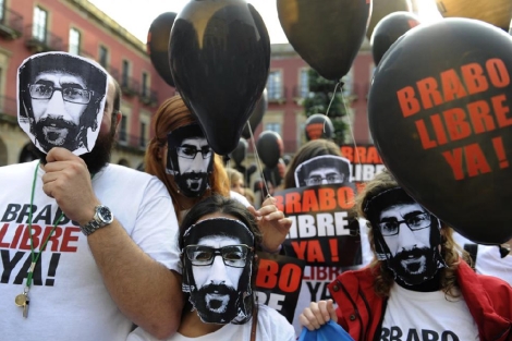Manifestantes por la liberación del fotógrafo Manu Brabo, en Gijón. (Foto: Reuters)