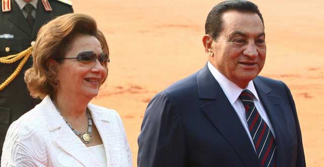 Hosni Mubarak y su esposa, durante un pasado viaje de Estado a La India. | Reuters