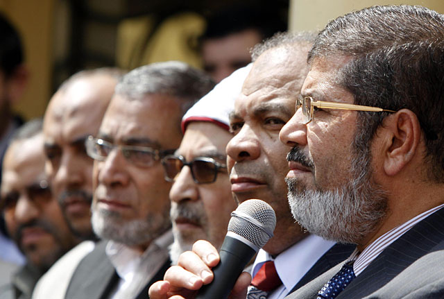 El líder de Libertad y Justicia, Mohamed Mursi, con otros miembros del partido de los Hermanos Musulmanes. | Reuters