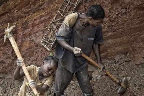 Menores trabajando en una mina en Ndola-Ndola, en R.D. Congo.| GAMMA CONTACTO