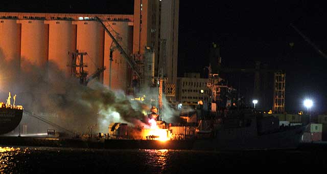 Un buque arde en el puerto de Trípoli tras los ataques de la OTAN. | Afp