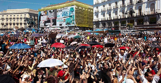 Los 'indignados' levantan sus manos para aprobar continuar la protesta. | Reuters Los 'indignados' levantan sus manos para aprobar continuar la protesta. | Reuters