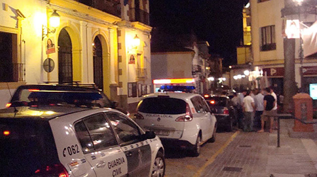 Coches de Policía y de la Guardia Civil ante el Ayuntamiento onubense de Valverde. | E.D. Coches de Policía y de la Guardia Civil ante el Ayuntamiento onubense de Valverde. | E.D.