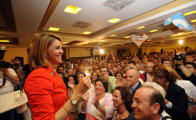María Dolores de Cospedal brinda con simpatizantes del PP tras conocer su victoria.