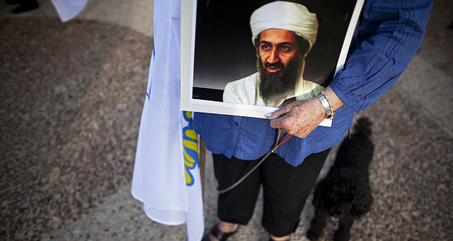 Un ciudadano israelí porta una fotografía de Bin Laden ante la embajada de EEUU en Tel Aviv. | AP