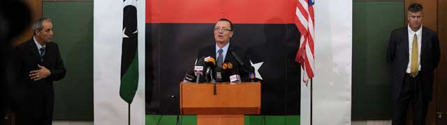 Jeffrey Feltman en una rueda de prensa en Bengasi. | Afp