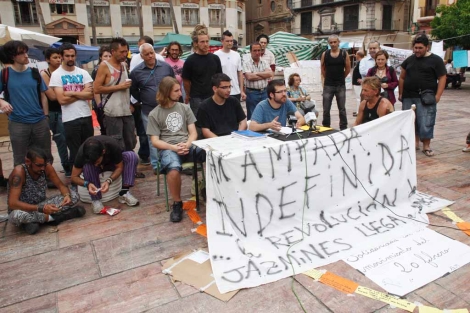 Representantes de los 'indignados' ofrecen una rueda de prensa en la Plaza de la Constitución. | A. Pastor