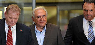 Strauss-Kahn en el momento de su traslado. | Afp Strauss-Kahn en el momento de su traslado. | Afp