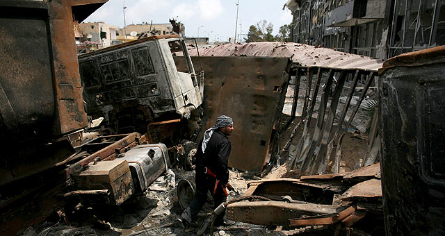 Restos de vehículos calcinados tras un enfrentamiento entre tropas del régimen y revolucionarios. | Efe