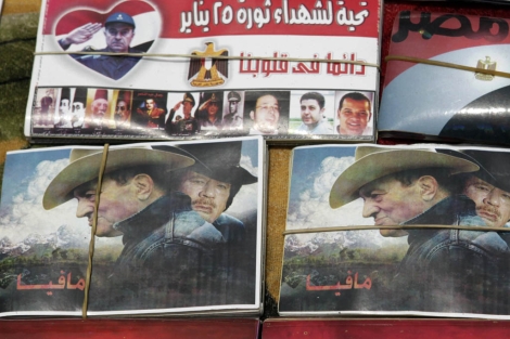 Posters que critican a Hosni Mubarak y Muamar Gadafi y la relación entre ambos. | Reuters