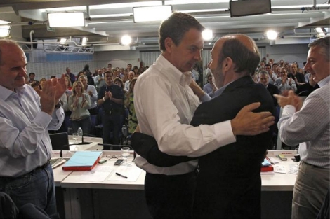 Zaoatero abraza a Rubalcaba durante la reunión del Comité Federal. | PSOE