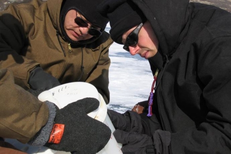 Investigadores sacan el hielo del lago.| PNAS