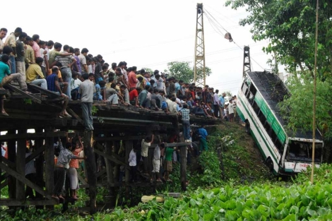 Los habitantes observan el lugar del accidente, en Assam. | Afp