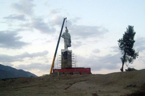 La estatua de Lenin es colocada en los suburbios de Khujand, en Tayikistán. | Afp