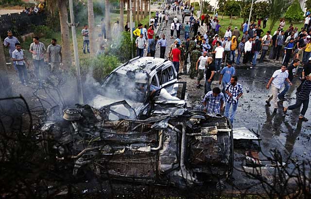 Restos del atentado que ha tenido lugar en Bengasi, la capital de los rebeldes libios. | Afp