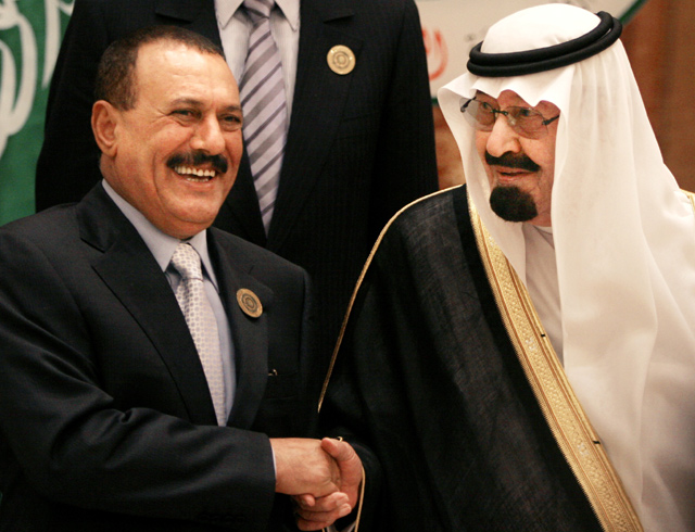 El rey de Arabia Saudí, Abdulá bin Abdulaziz (d), en un encuentro en 2007 con Alí Abdalá Saleh. | Ap