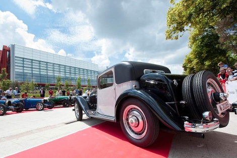 Casi un centenar de Bugatti aparcado frente al Museo de la Evolución Humana. | Ical Casi un centenar de Bugatti aparcado frente al Museo de la Evolución Humana. | Ical