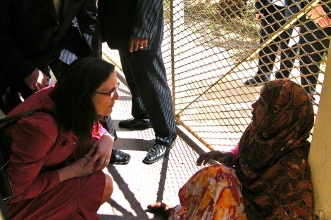 La comisaria charla con una inmigrante en un centro en Malta.| EC