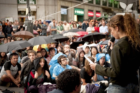 Un momento de la Asamblea de los 'indignados' ayer en la Puerta del Sol. | Efe / Piergiovanni