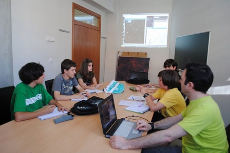 Alumnos de ESO buscando asteroides en el IAA.| J.P.