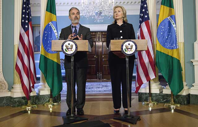 El ministro de Exteriores de Brasil, Antonio de Aguiar Patriota, con su homóloga Hillary Clinton. | AP