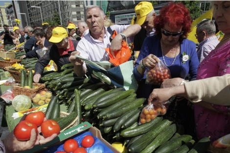 Consumidores recogen verduras y fruta la semana pasada en Madrid, en un reparto gratuto organizado por Coag. | El Mundo