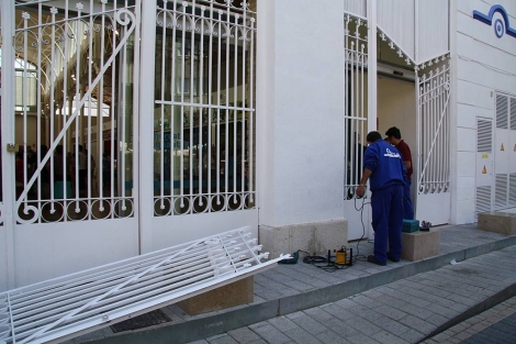 La estructura metálica se ha precipitado sobre dos personas. | E. F. La estructura metálica se ha precipitado sobre dos personas. | E. F.
