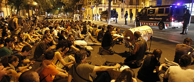 Varias decenas de jóvenes concentrados ante la comisaría de Les Corts, donde están los detenidos. | Efe