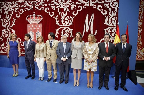 Esperanza Aguirre junto a los ocho consejeros que conforman su nuevo Gobierno. | Efe