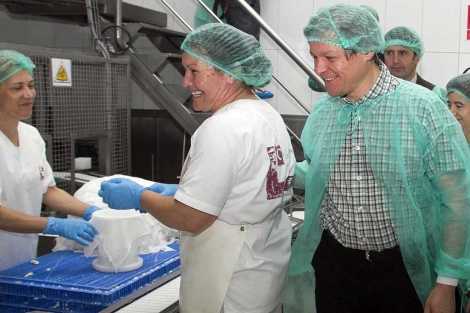 Ciolos (d), durante su visita a una quesería en Taboada, Lugo.| Efe