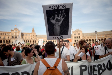 Miles de personas en la Plaza de España antes de la manifestación. | Fernando Ruso