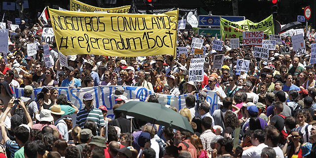 Miles de manifestantes en el entorno de la Plaza de Neptuno, en Madrid. | Sergio González VEA MÁS IMÁGENES