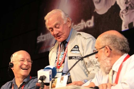 Aldrin (c), el también astronauta Claude Nicollier (i) y Michel Mayor (d). | Pepe Torres. Aldrin (c), el también astronauta Claude Nicollier (i) y Michel Mayor (d). | Pepe Torres.