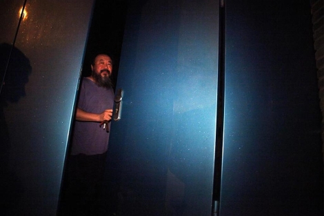 El artista chino Ai Weiwei cierra la puerta de su casa tras ser liberado. | AP