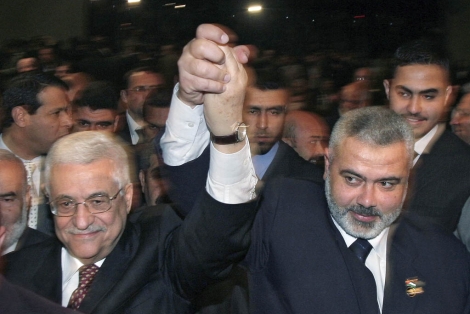 El presidente de Palestina y el líder de Hamas saludan juntos en Gaza. | AP