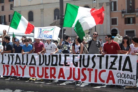 Manifestantes piden la extradición de Battisti ante la embajada brasileña de Roma. | Efe