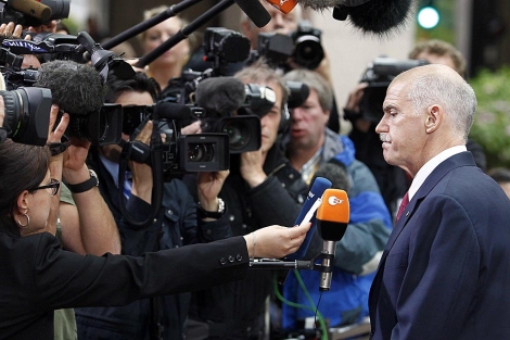 El primer ministro griego Yorgos Papandréu atiende a los medios a su llegada a la cumbre de jefes de estado de la UE que se celebra en Bruselas | Bruno Fahy