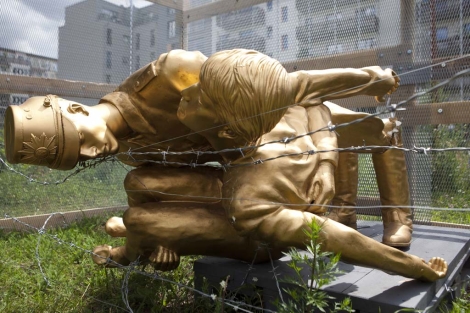 La estatua, rota por las piernas. | AP
