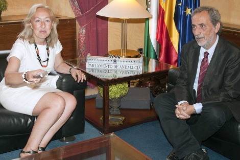 La presidenta del Parlamento de Andalucía, con el Defensor del Menor. | E. Lobato