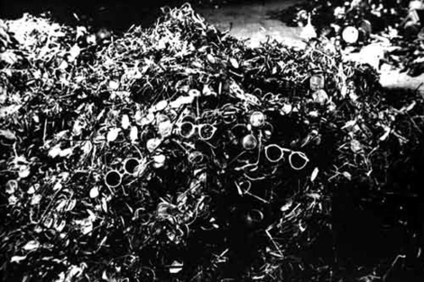 Miles de gafas amontonadas en las cámaras de gas de Auschwitz. | Efe