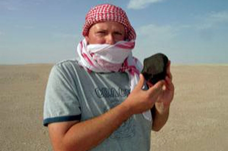 Michael Farmer, con un meteorito en Omán.| R.W.| New Scientist
